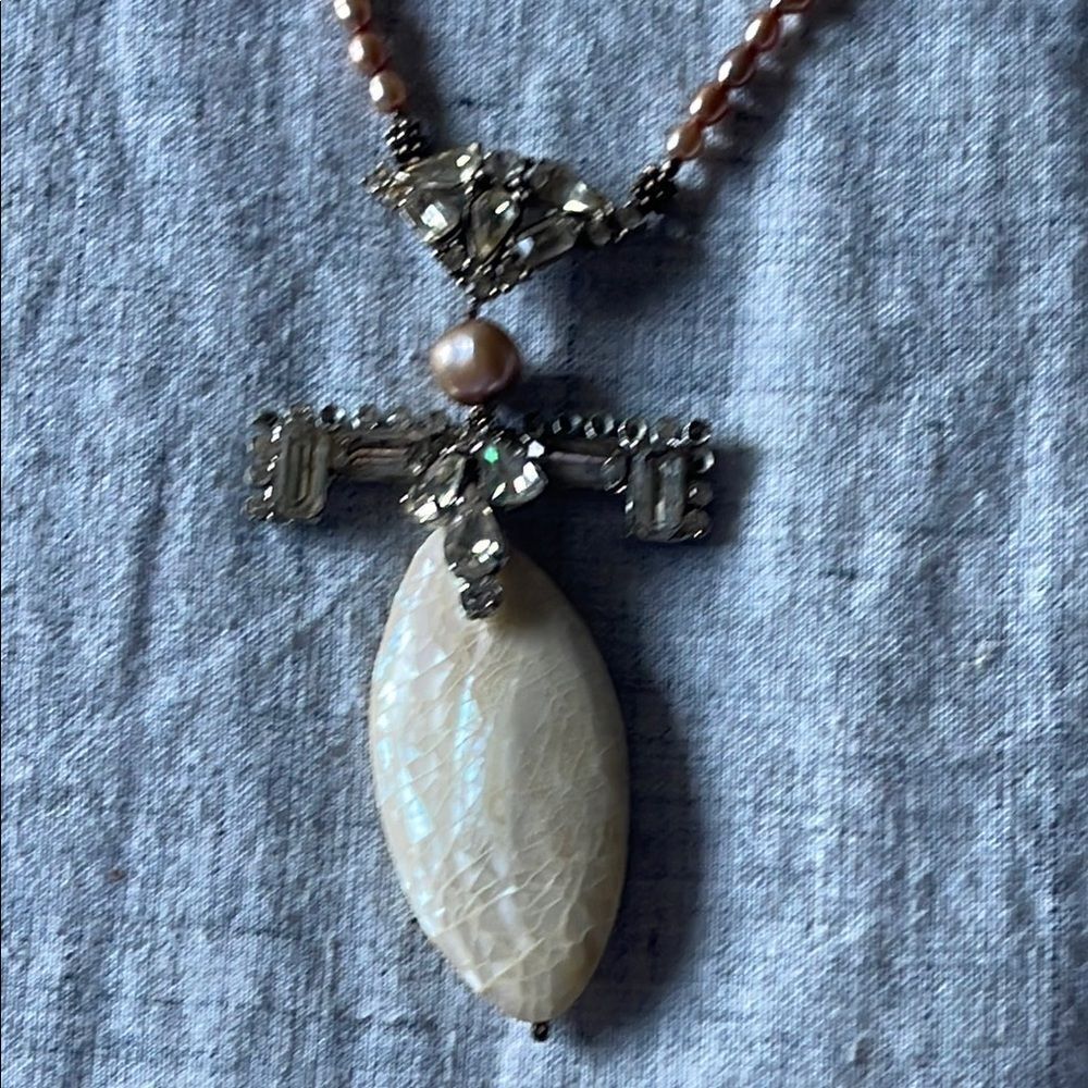 Elegant Silver and Cream Pendant Necklace